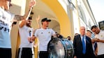 Los jugadores de la Selección en la puerta del hotel con los hinchas.