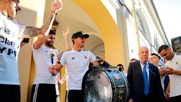 Los jugadores de la Selección en la puerta del hotel con los hinchas.