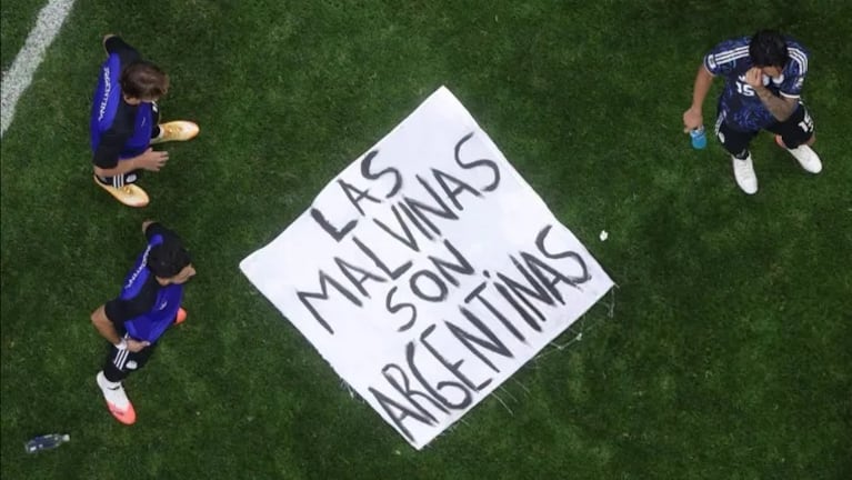 Los jugadores de la  Selección mostraron una bandera de Malvinas tras el triunfo contra Inglaterra.