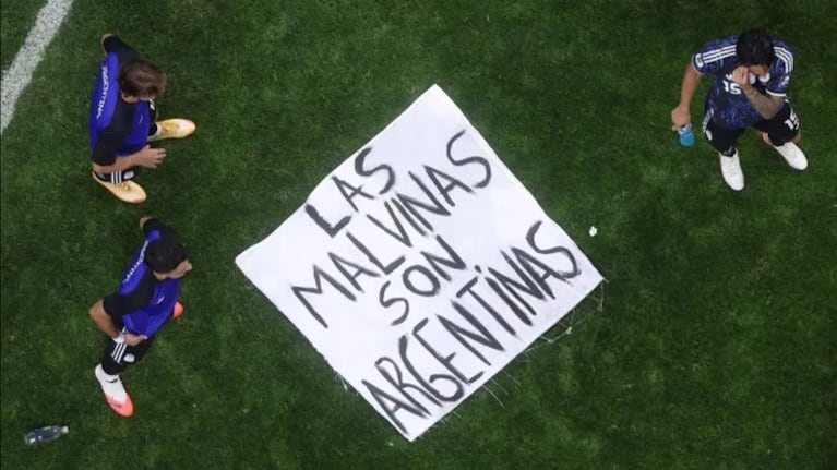 Los jugadores de la Selección mostraron una bandera de Malvinas tras el triunfo contra Inglaterra.