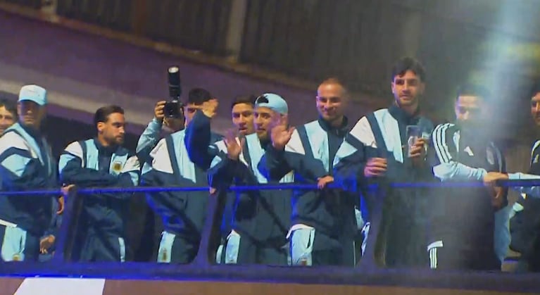 Los jugadores de la Selección saludaron a los hinchas desde un micro.