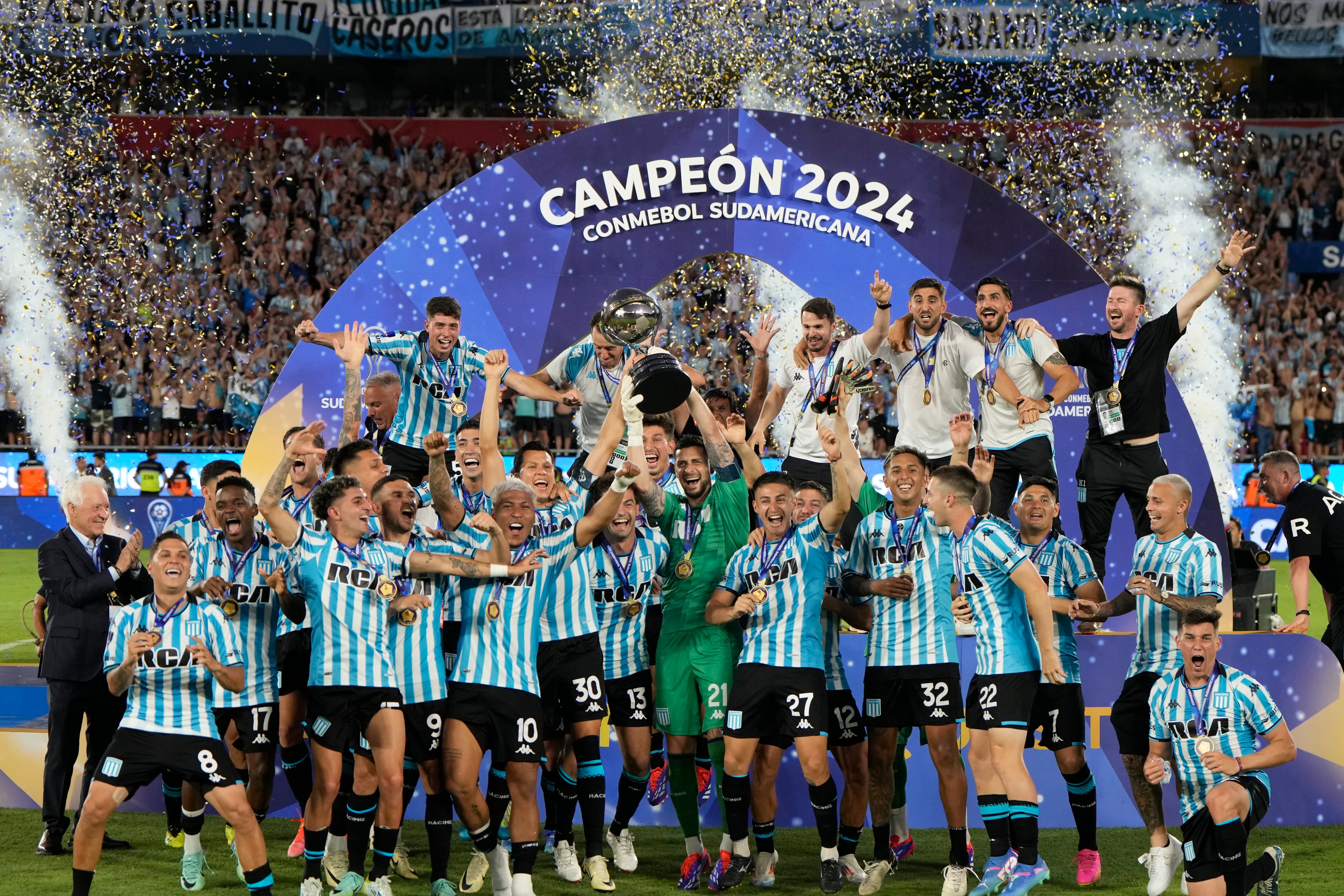 Los jugadores de Racing de Argentina festejan con el trofeo de la Copa Sudamericana, tras vencer en la final a Cruzeiro de Brasil. (AP Foto/Jorge Saenz)