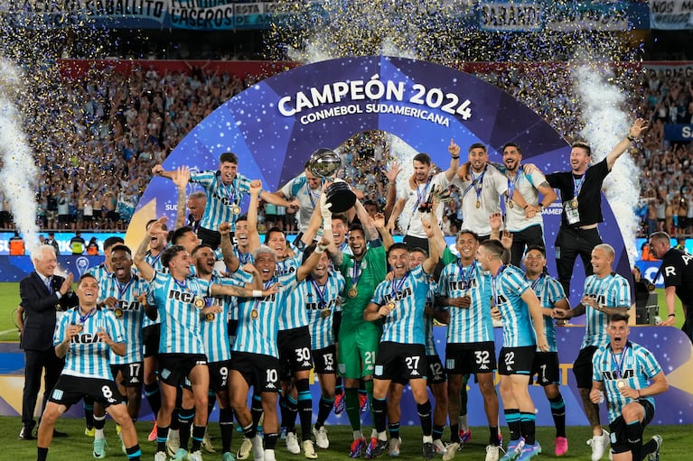 Los jugadores de Racing de Argentina festejan con el trofeo de la Copa Sudamericana, tras vencer en la final a Cruzeiro de Brasil. (AP Foto/Jorge Saenz)