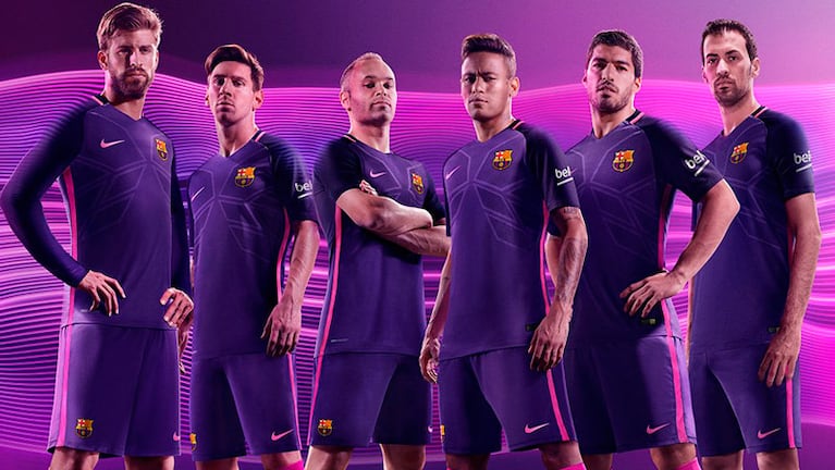 Los jugadores del Barcelona, posando con la nueva ropa.