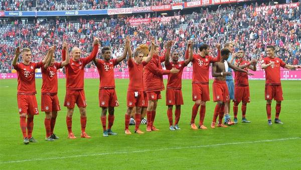 Los jugadores del Bayern Munich celebran el triunfo 1.000 de la historia del club. Foto: AP