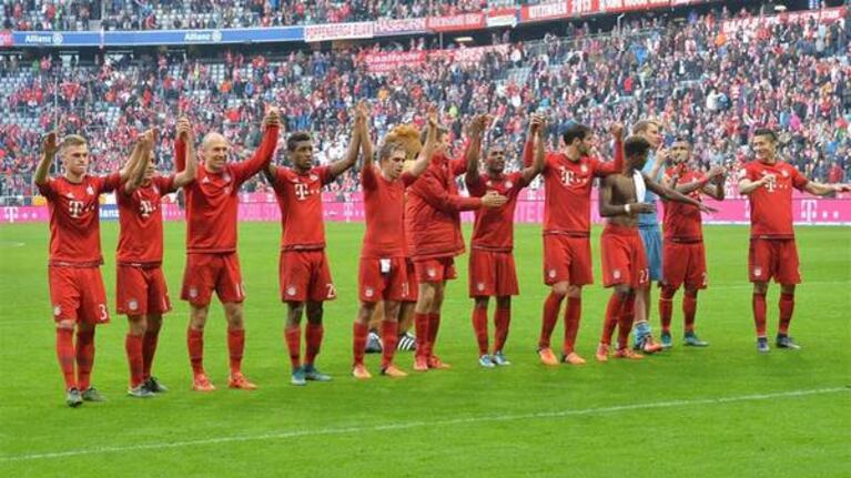 Los jugadores del Bayern Munich celebran el triunfo 1.000 de la historia del club. Foto: AP