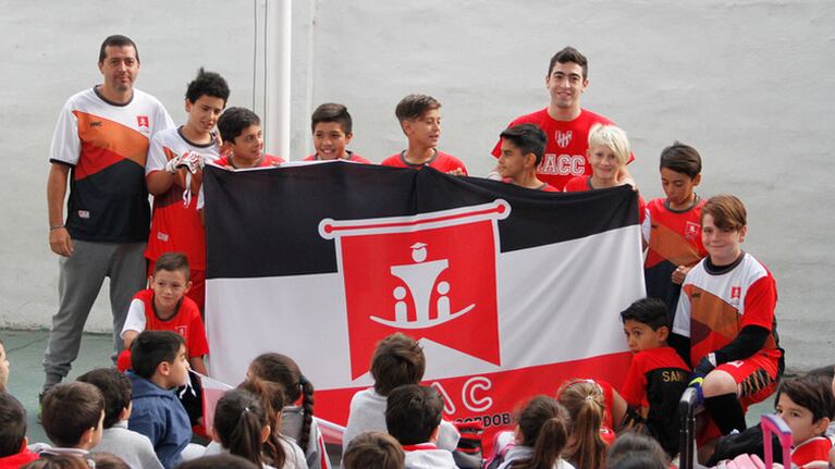 Los jugadores en la presentación frente a sus compañeros.