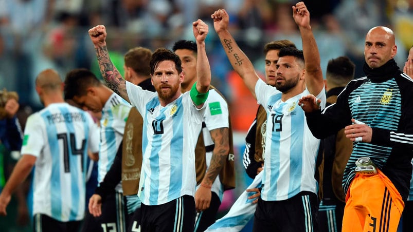 Los jugadores felices por la victoria ante Nigeria.