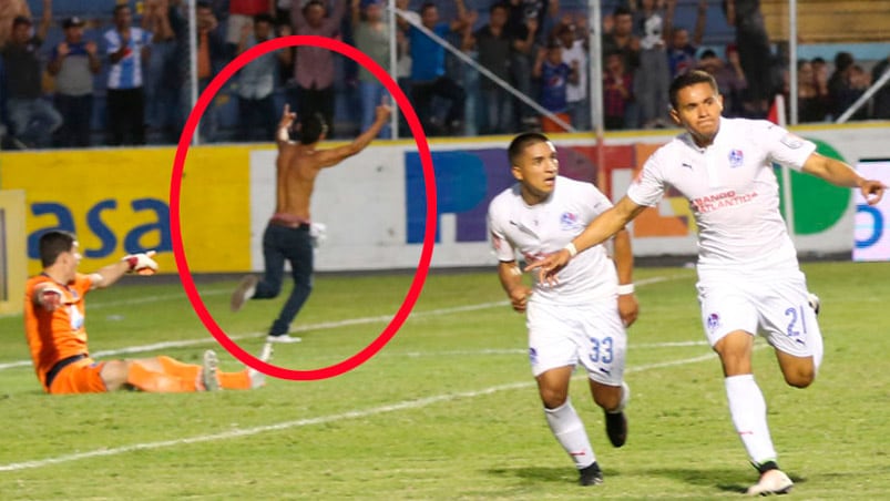 Los jugadores festejan un gol, el hincha el otro y el arquero se queja.