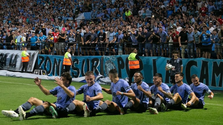 Los jugadores festejaron con el famoso "remo", una celebración de las épocas del Farré futbolista.