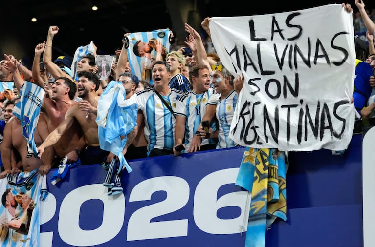 Los jugadores festejaron con la bandera el pase a la final.