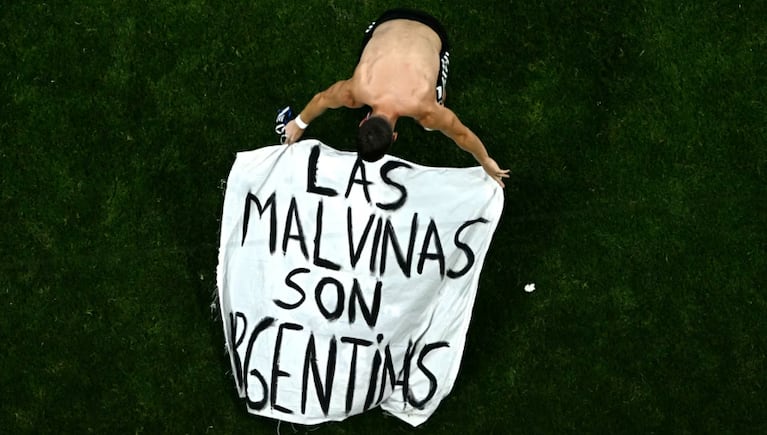Los jugadores festejaron con la bandera el pase a la final.