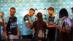 Los jugadores firmaron la camiseta de los hinchas. Foto: Sebastián Pfaffen.