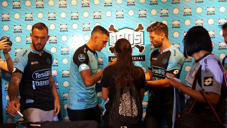 Los jugadores firmaron la camiseta de los hinchas. Foto: Sebastián Pfaffen.