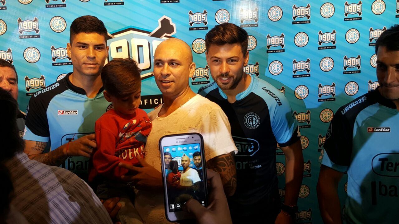 Los jugadores firmaron la camiseta de los hinchas. Foto: Sebastián Pfaffen.