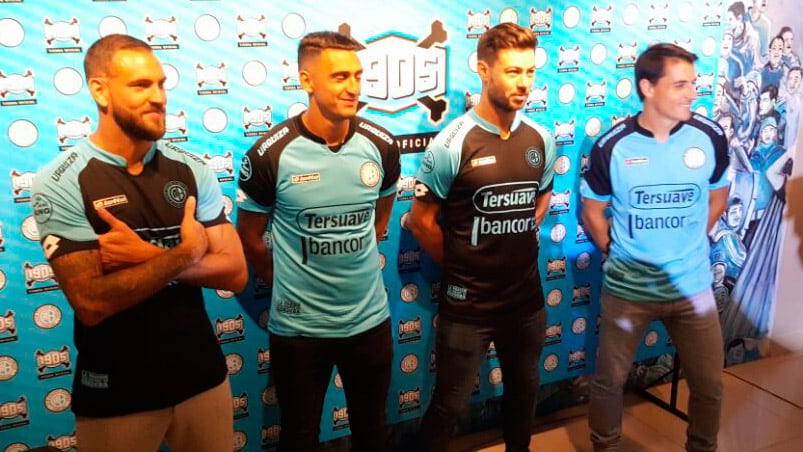 Los jugadores firmaron la camiseta de los hinchas. Foto: Sebastián Pfaffen.