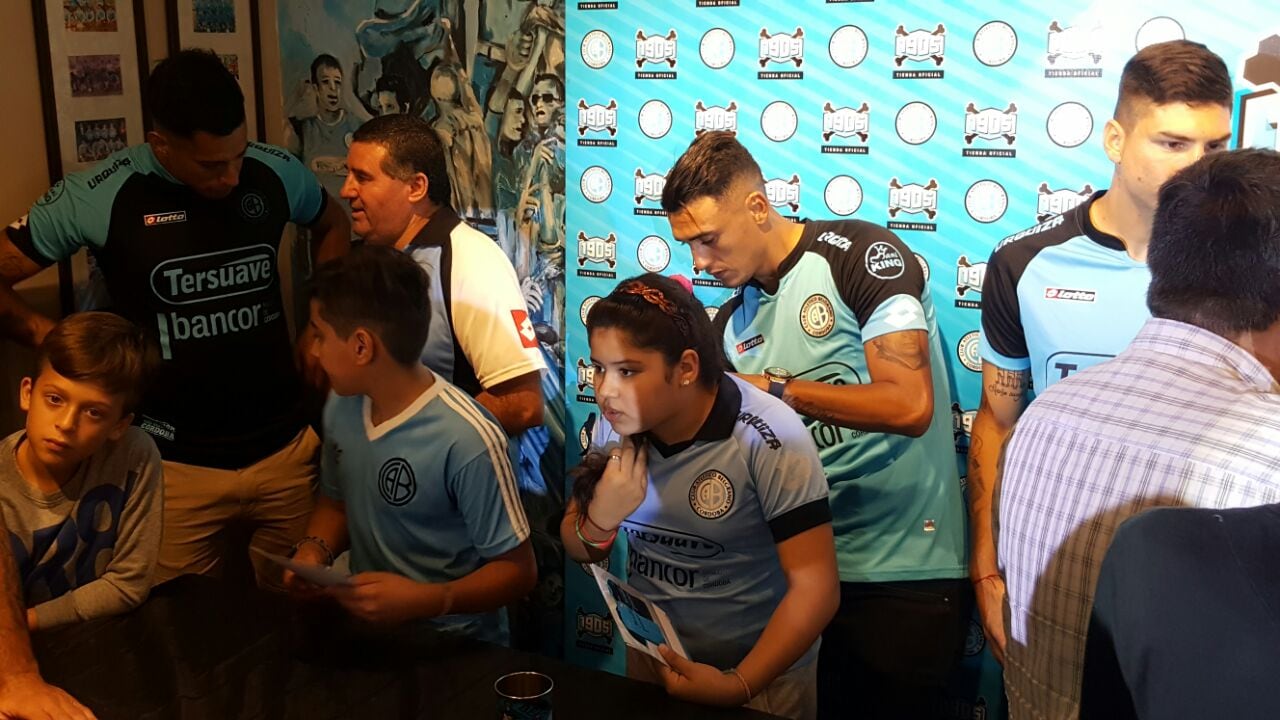 Los jugadores firmaron la camiseta de los hinchas. Foto: Sebastián Pfaffen.