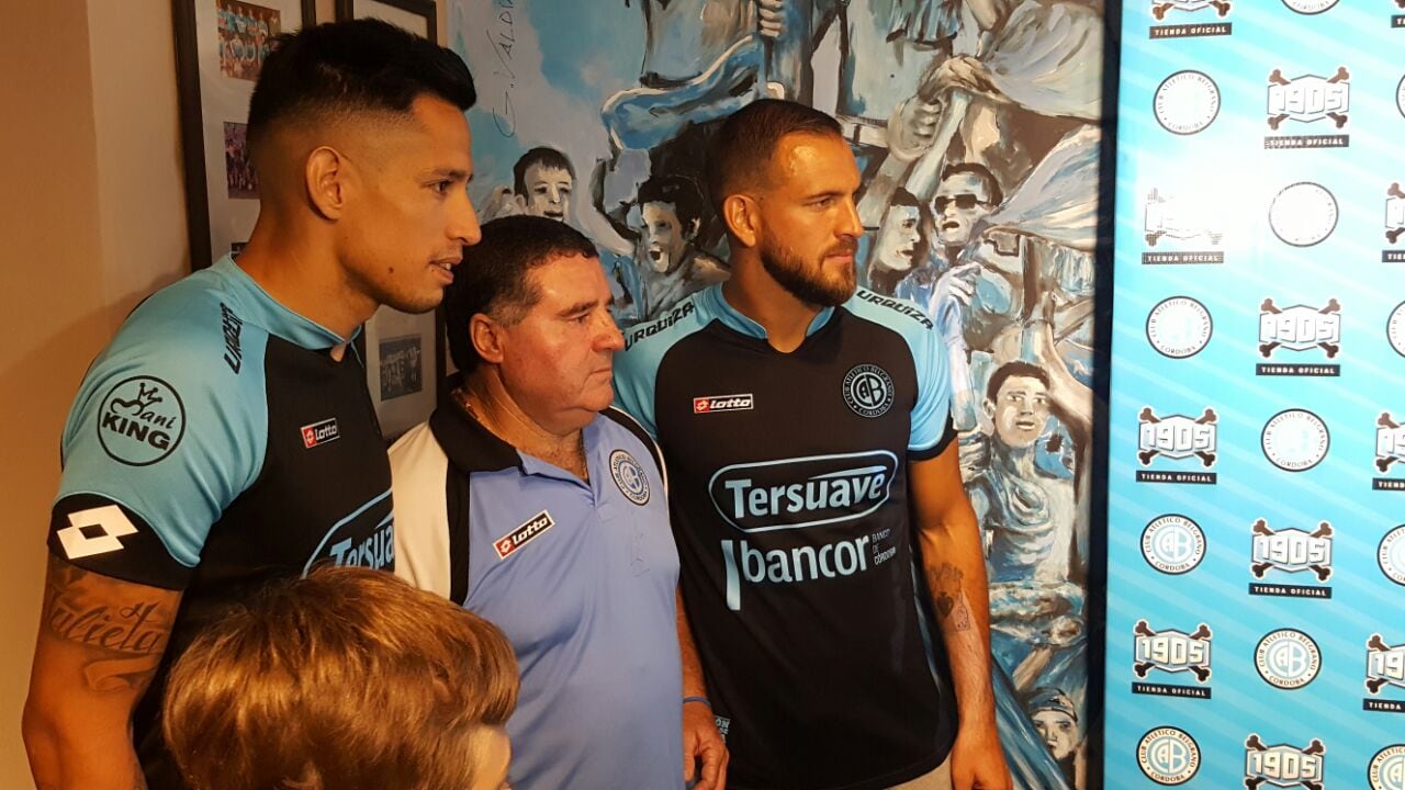 Los jugadores firmaron la camiseta de los hinchas. Foto: Sebastián Pfaffen.