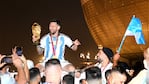 Los jugadores regresan con la Copa del Mundo hacia la Argentina.