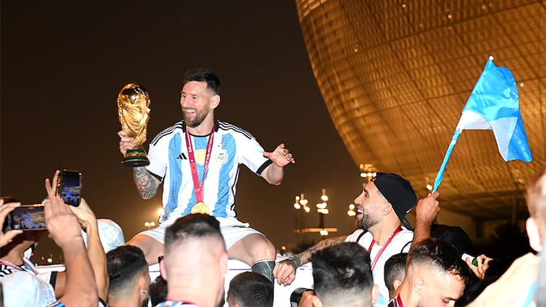 Los jugadores regresan con la Copa del Mundo hacia la Argentina.