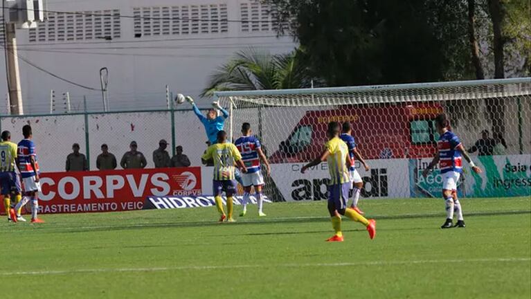 Los jugadores se bancaron el sol. Los hinchas no.