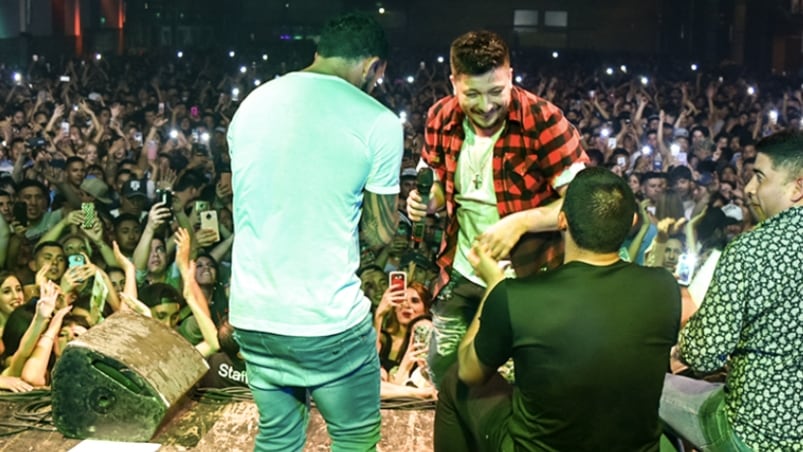 Los jugadores se divirtieron frente a todos en el escenario con el Wacho. Foto: Radio Suquía.