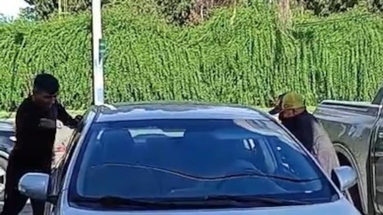 Los ladrones amenazaron con armas a los vecinos que gritaban por ayuda.