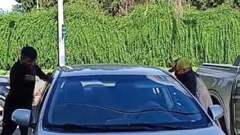 Los ladrones amenazaron con armas a los vecinos que gritaban por ayuda.