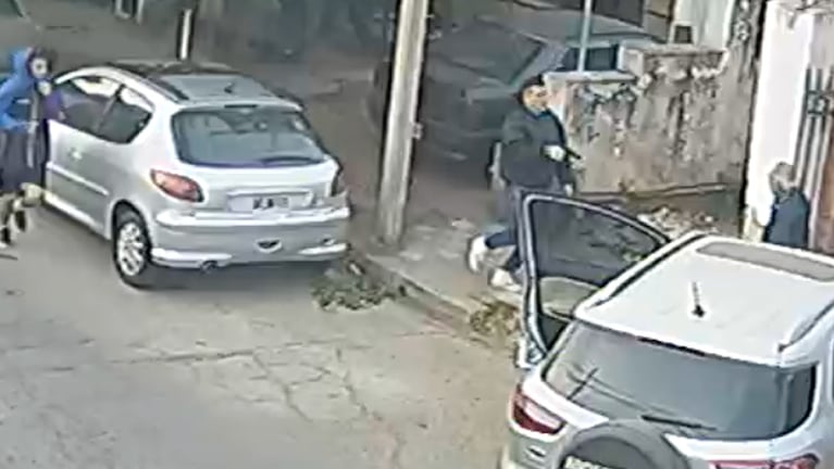 Los ladrones bajaron de un automóvil.