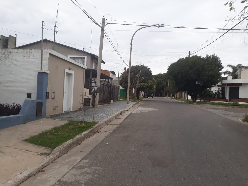 Los ladrones cargaron electrodomésticos en la camioneta del policía y huyeron.