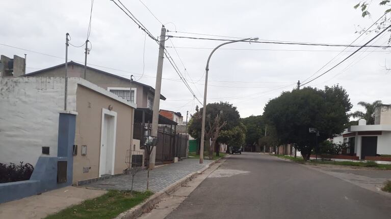 Los ladrones cargaron electrodomésticos en la camioneta del policía y huyeron.