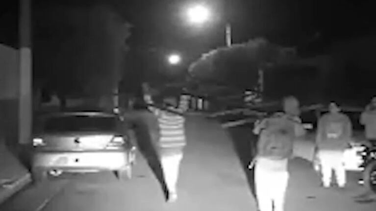 Los ladrones cargaron la reja por las calles del barrio.