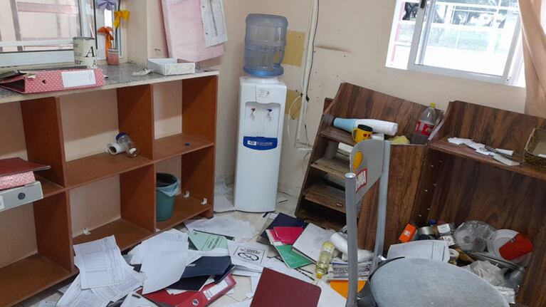 Los ladrones dejaron todo destrozado en el polideportivo.