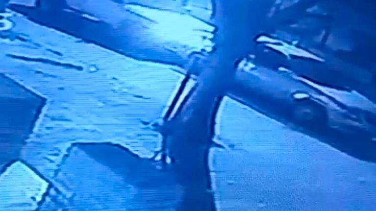Los ladrones empujaron el Corsa con una camioneta.