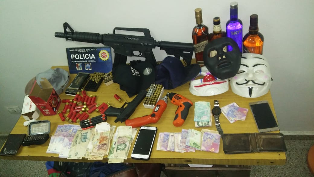 Los ladrones enmascarados no llegaron muy lejos con su botín. 