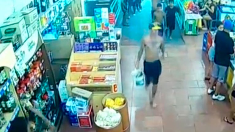 Los ladrones entraron a robar el vino con baldes en las manos.