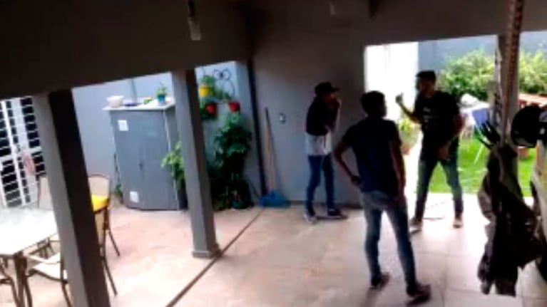 Los ladrones entraron por el portón y sacaron lo ajeno con total tranquilidad.