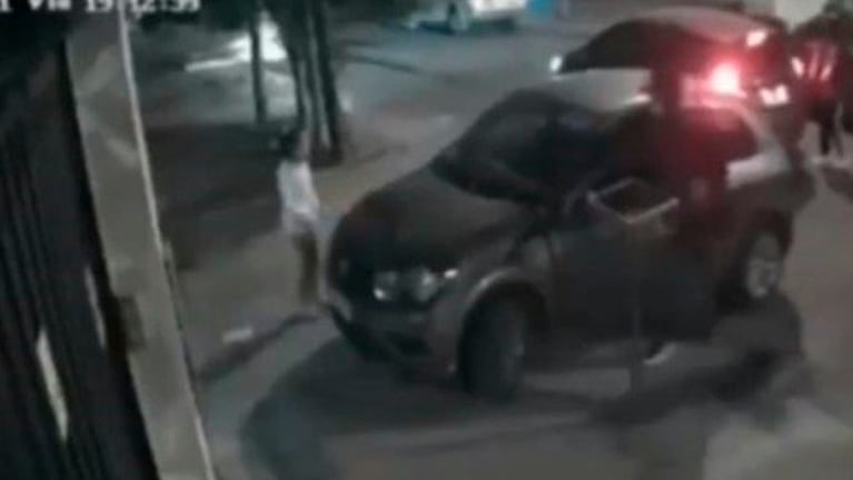 Los ladrones escaparon llevándose el auto. 