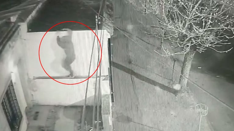 Los ladrones estuvieron una hora dentro de la casa de la familia damnificada. (Captura video)