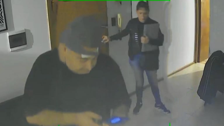 Los ladrones quedaron filmados por la cámara del departamento.