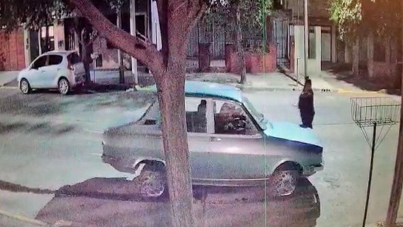 Los ladrones robaron un auto y se lo llevaron pechando.