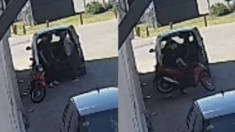 Los ladrones usaron un utilitario para robarse una moto en un supermercado.