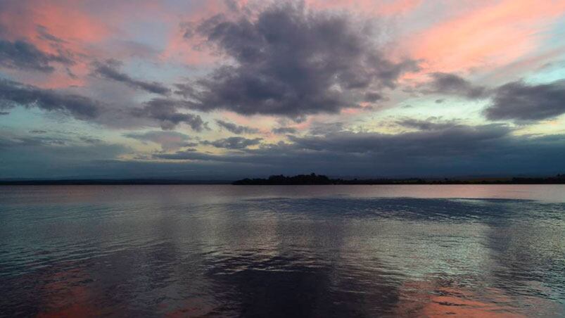 Los lagos cordobeses regalarán atardeceres con buen tiempo este viernes. Foto: @simoncostantino.