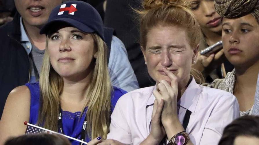 Los lamentos en la sede de Hillary Clinton. Foto: AP.