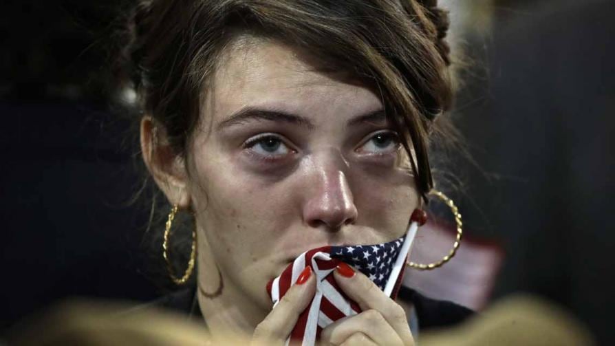 Los lamentos en la sede de Hillary Clinton. Foto: AP.