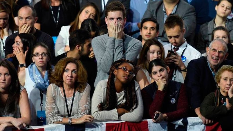 Los lamentos en la sede de Hillary Clinton. Foto: AP.