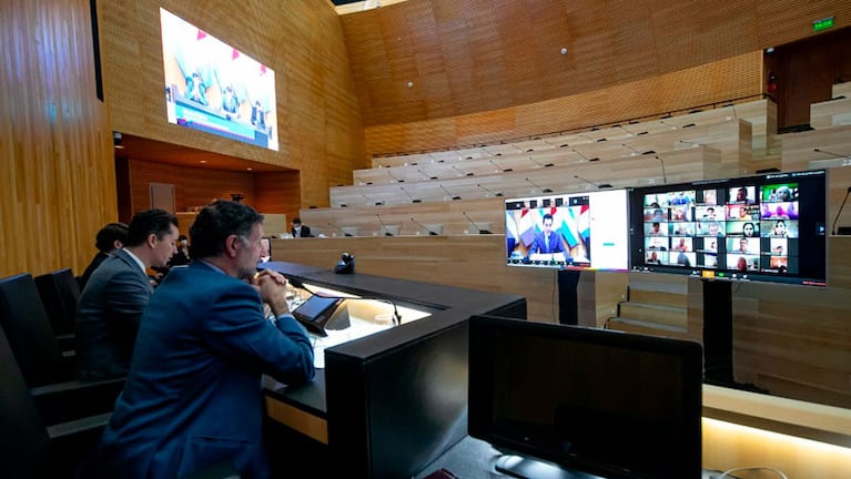 Los legisladores se conectaron por primera vez por videoconferencia para sesionar.