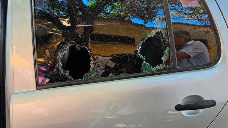 Los limpiavidrios atacaron el auto a piedrazos.