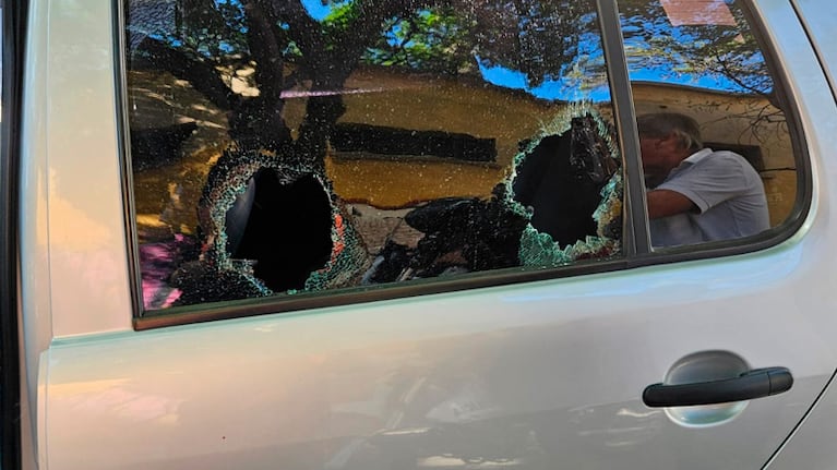 Los limpiavidrios atacaron el auto a piedrazos.