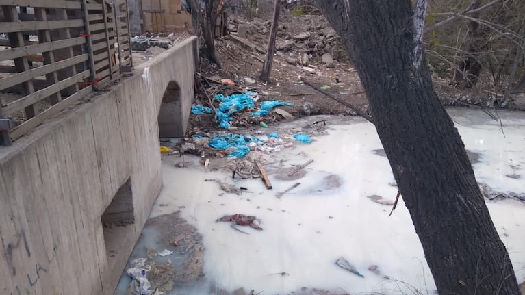 Los líquidos eran arrojados a un canal de desagüe.